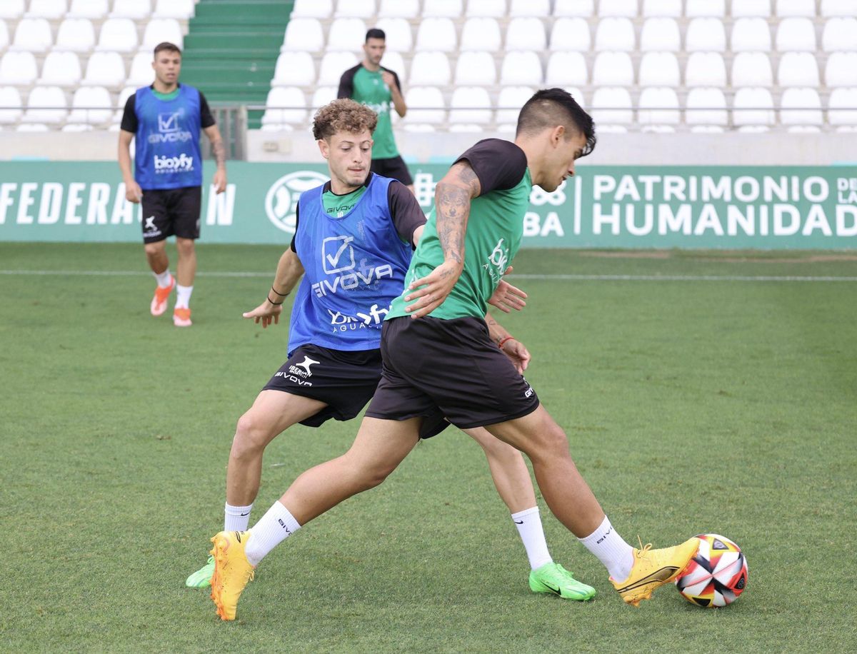Simo y Kuki Zalazar pugnan por el esférico durante la sesión.