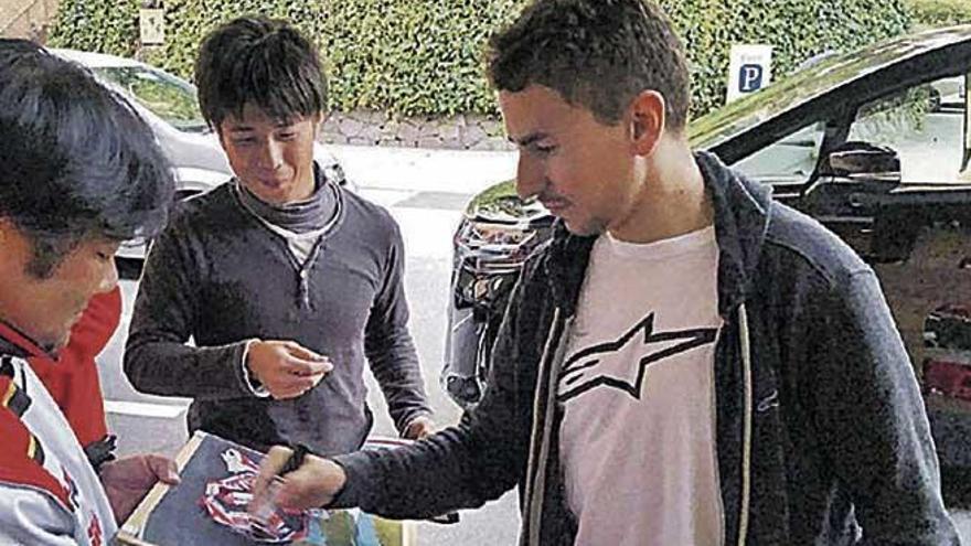 Lorenzo firma un autógrafo a un fan japonés.