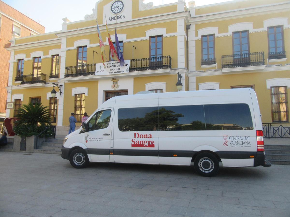 Vehículo del centro sanitario a las puertas del Ayuntamiento de Burjassot.