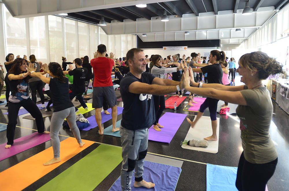 El yoga toma el Centro de Congresos de Elche