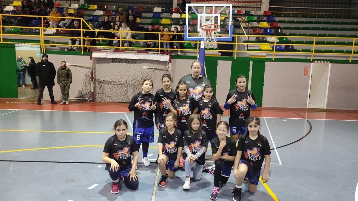 Alejandra Rodríguez Castiñeiras es madre de dos niños y una niña que militan en el Club Baloncesto Meco, donde además de ser presidenta ejerce como entrenadora.