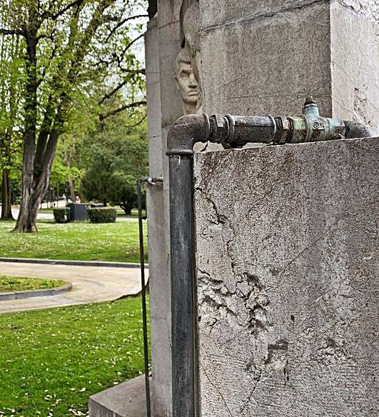 En detalle, una de las cañerías que, en su día, hicieron que el monumento tuviese agua.