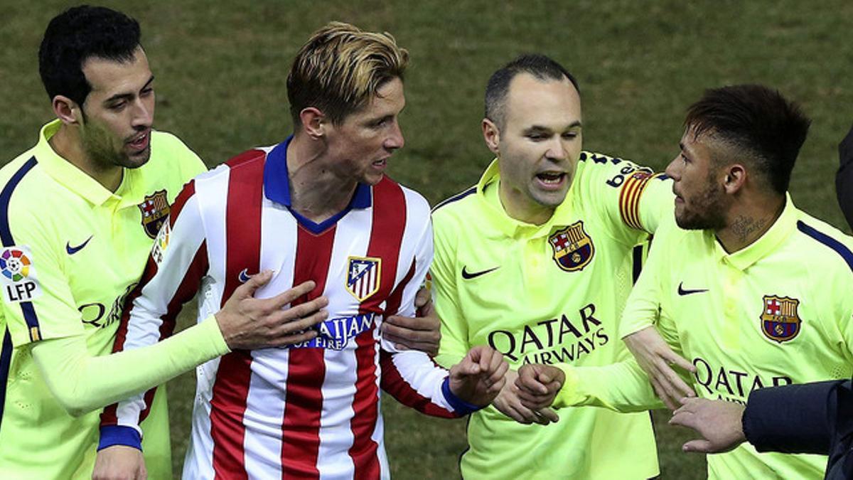 Busquets e Iniesta separan a Neymar y a Torres, en un momento de la vuelta de cuartos de la Copa en el Calderón