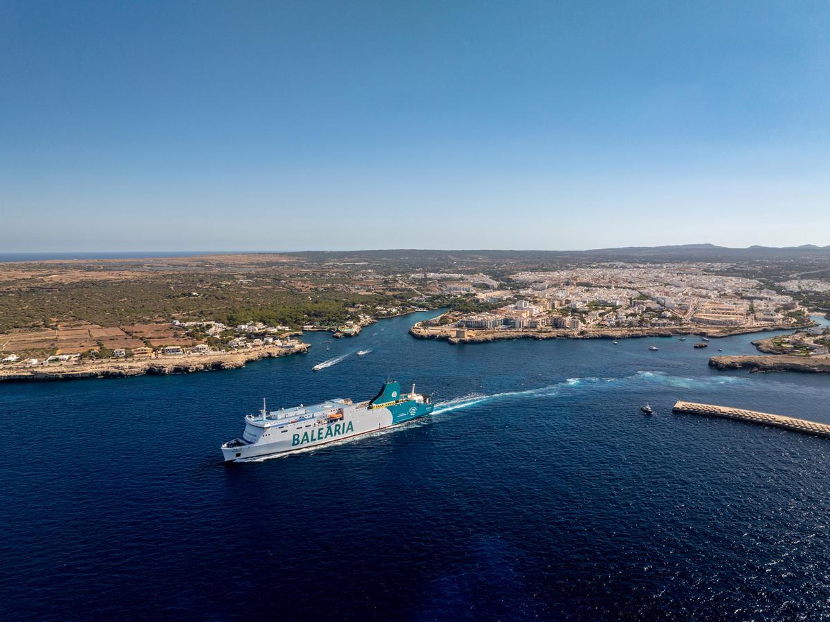 Elige la comodidad de los ferries con camarotes y otros servicios o la velocidad de los fast ferries.