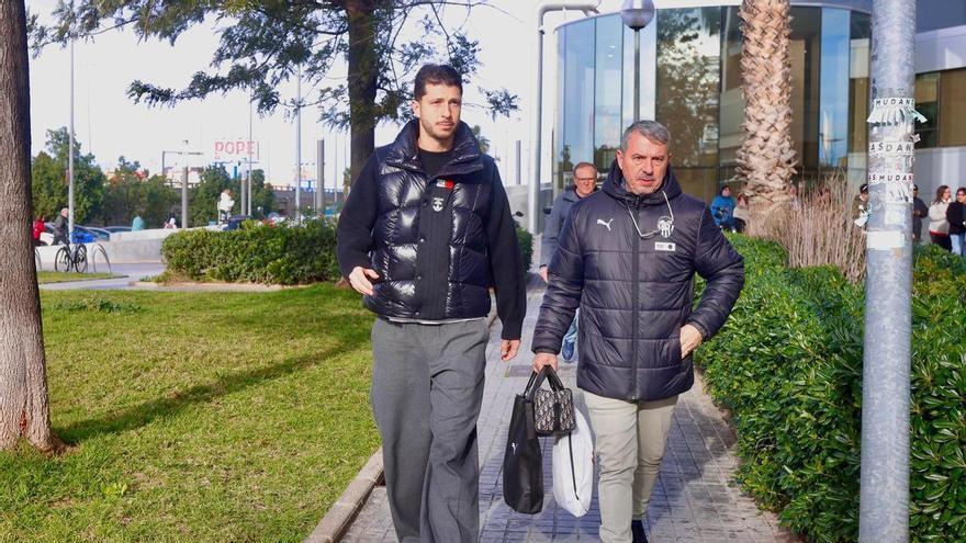 El nuevo fichaje del Valencia CF, Guido Rodríguez, asiste a la revisión médica