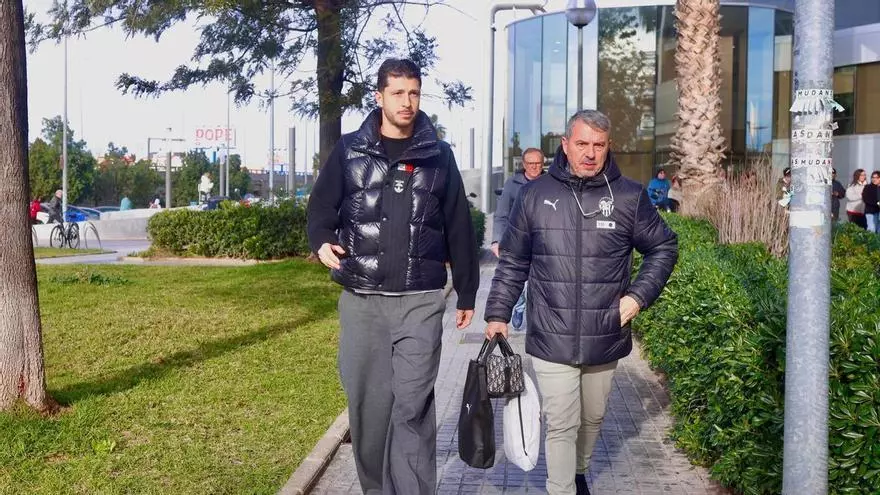 El nuevo fichaje del Valencia CF, Guido Rodríguez, asiste a la revisión médica