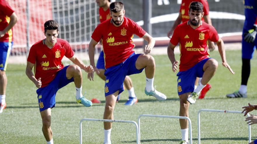 Marc Bartra, Piqué y Diego Costa, ayer, en el entrenamiento en Las Rozas.