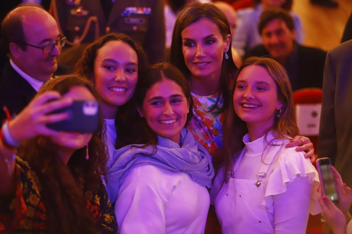Varias jóvenes se fotografían con la reina Letizia durante su visita al Tour del Talento que se celebra en Córdoba.