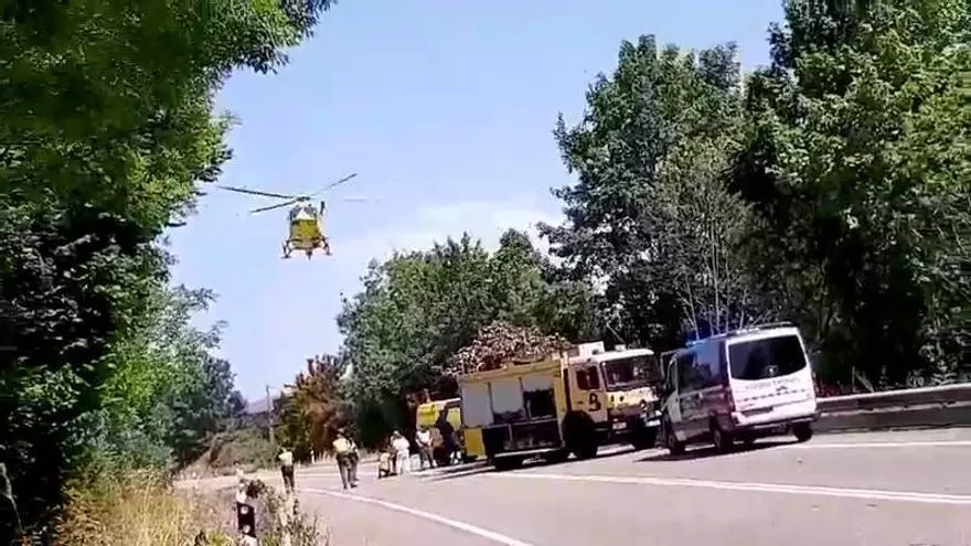 Evacuación en helicóptero en plena carretera nacional en Nava: un coche se sale de la vía y colisiona contra un árbol