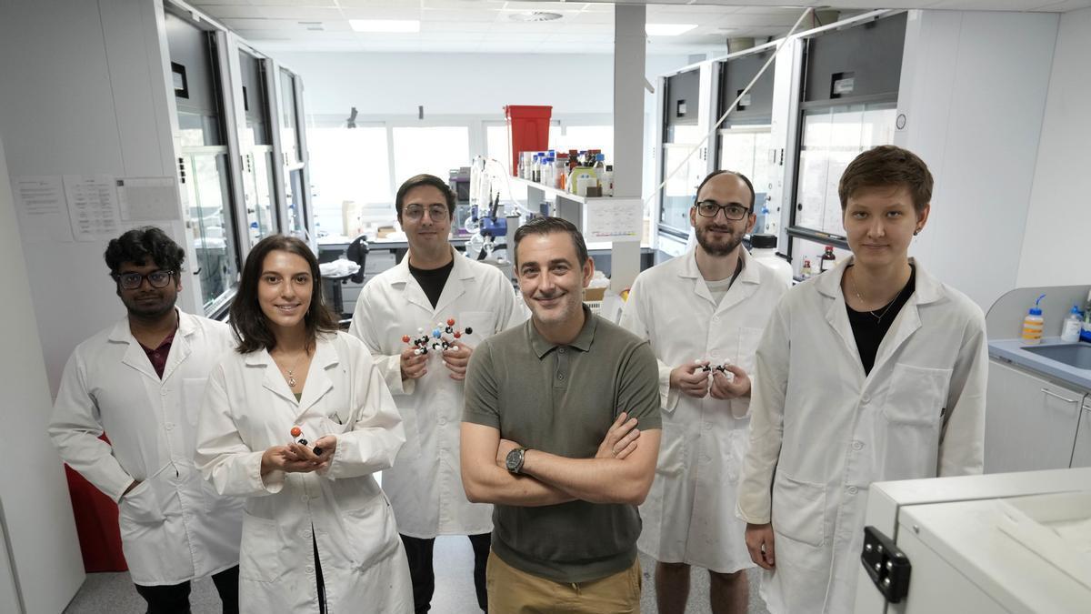 Flabio Juliá junto a su equipo de investigación.