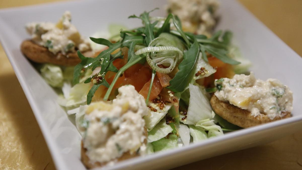 Gemischter Salat mit Tofu-Pfirsich-Creme