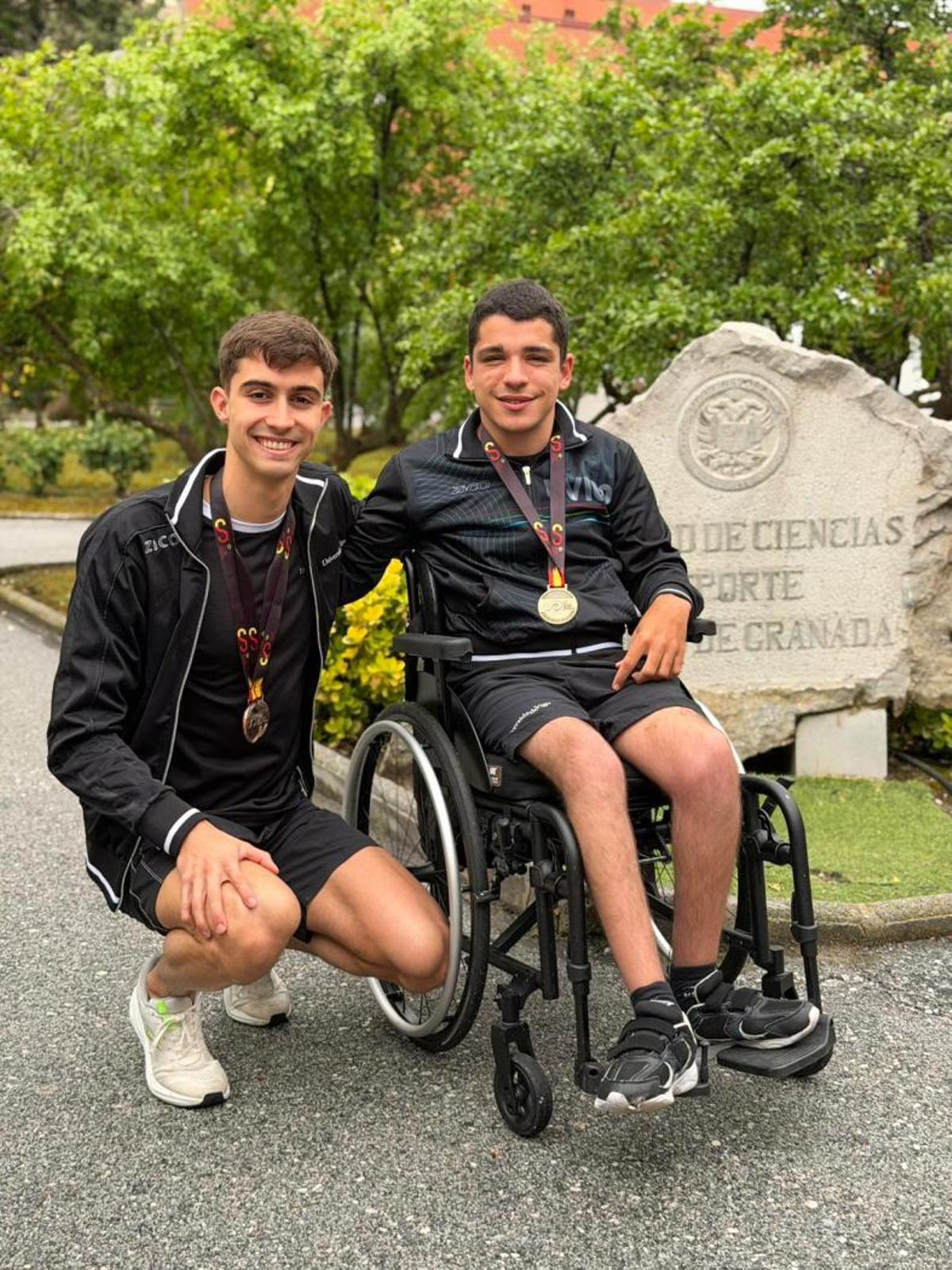 Marcos Castro, a la derecha, con su medalla de oro lograda en Granada.