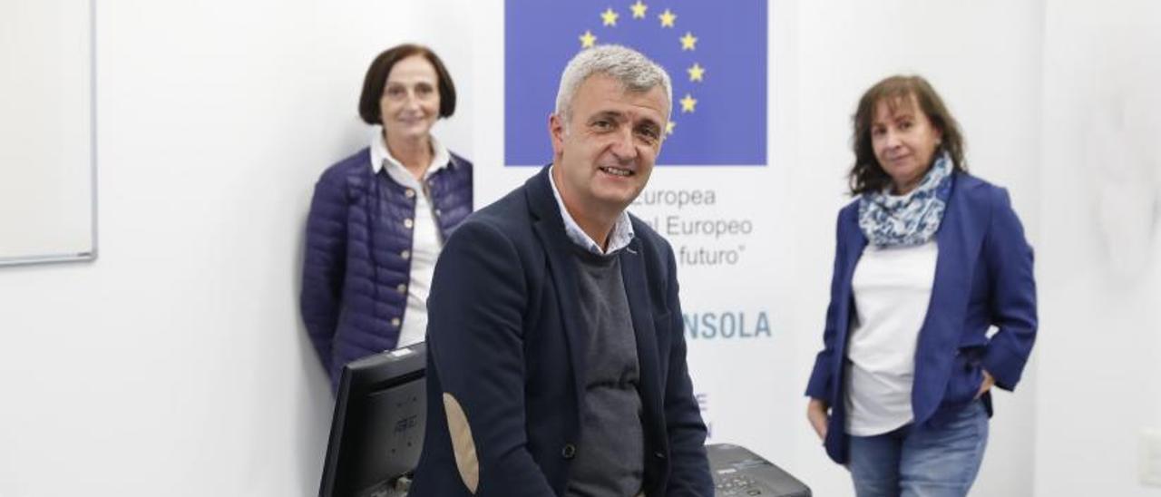 De izquierda a derecha, Isabel Arango,  Julio Jonte y Montserrat de Miguel, ayer, en el Centro de Atención Múltiple de Gijón. | Marcos León