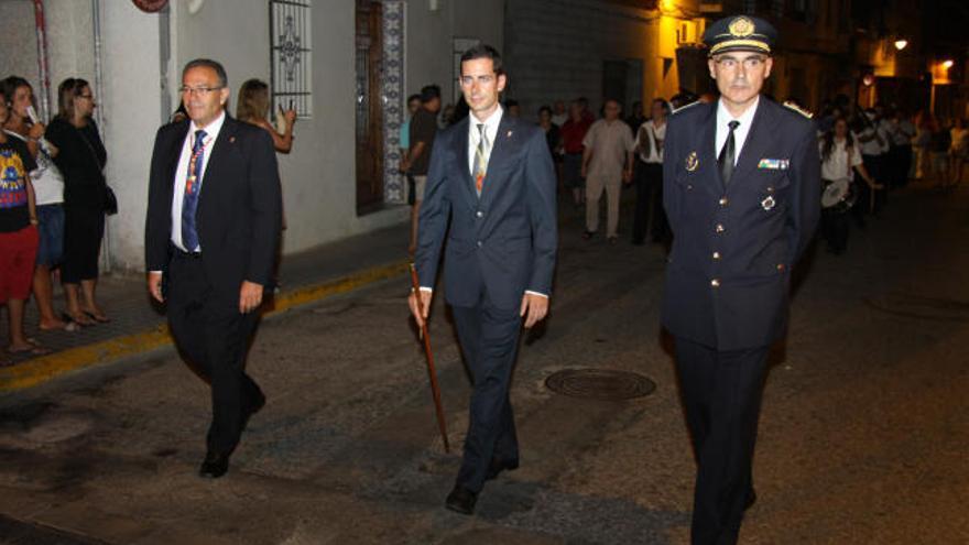 El alcalde, Carlos Fernández, junto al intendente, Gilberto Mínguez, en una procesión el año pasado.