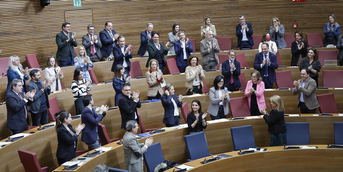 La bancada del PP aplaude a Ruth Merino, consellera de Hacienda.