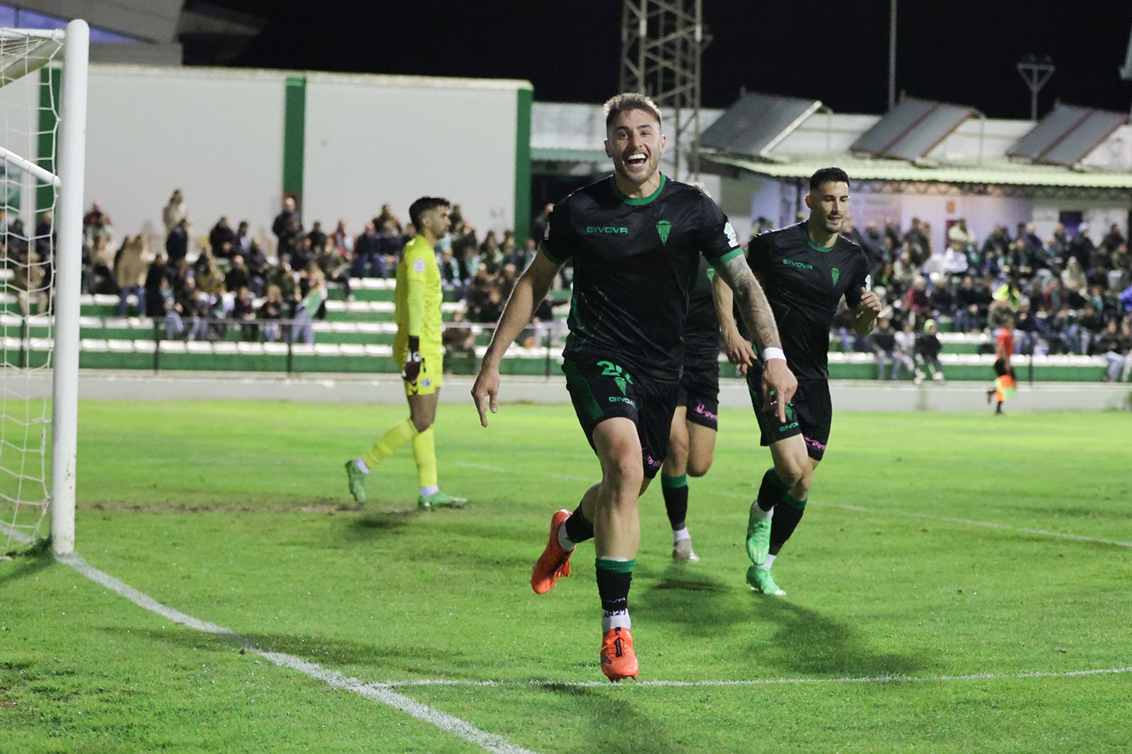 Antequera-Córdoba CF: las imágenes del partido en El Maulí