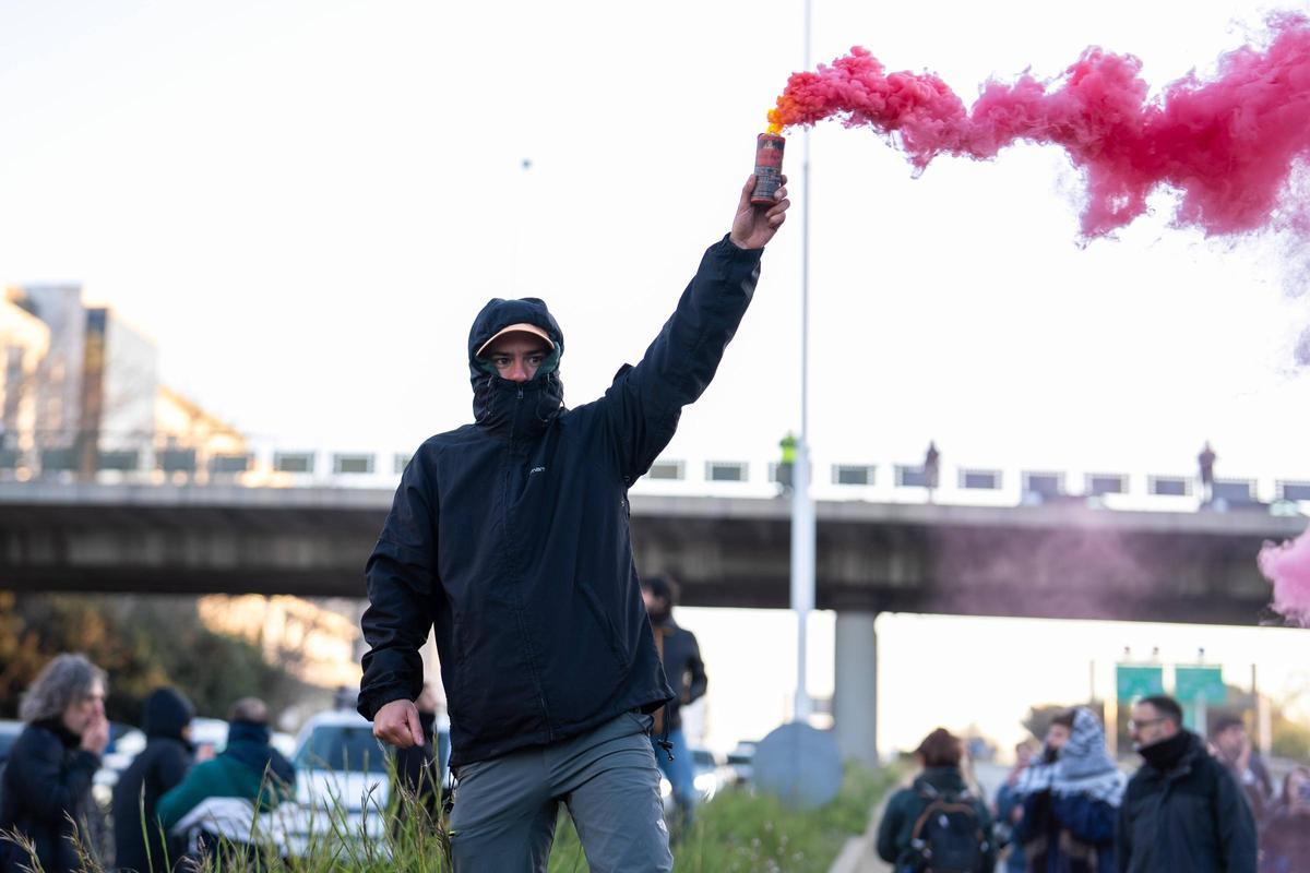 La protesta de profesores corta la B-20 a la altura de Finestrelles
