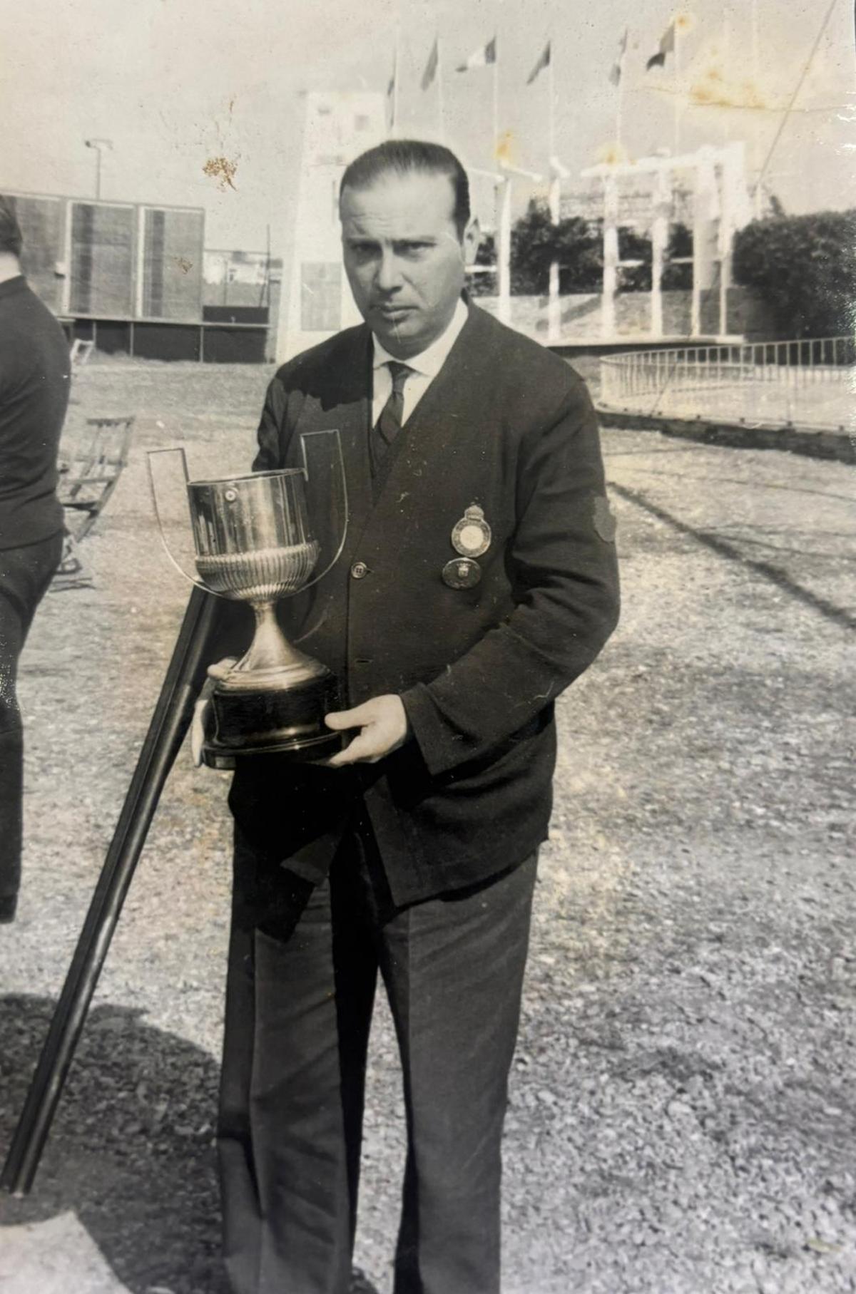 Manuel Terrón Albarrán con uno de sus múltiples trofeos como ganador de un concurso de tiro al pichón.