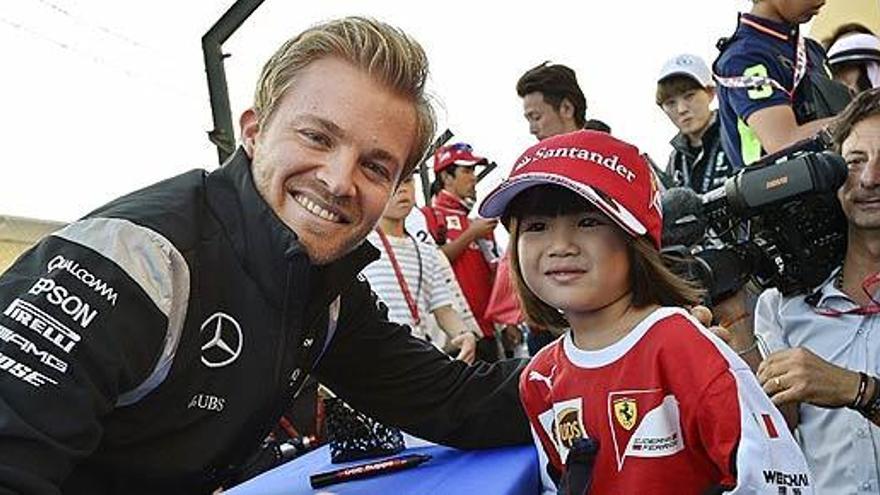 Rosberg se fotografía con una joven aficionada en Suzuka.