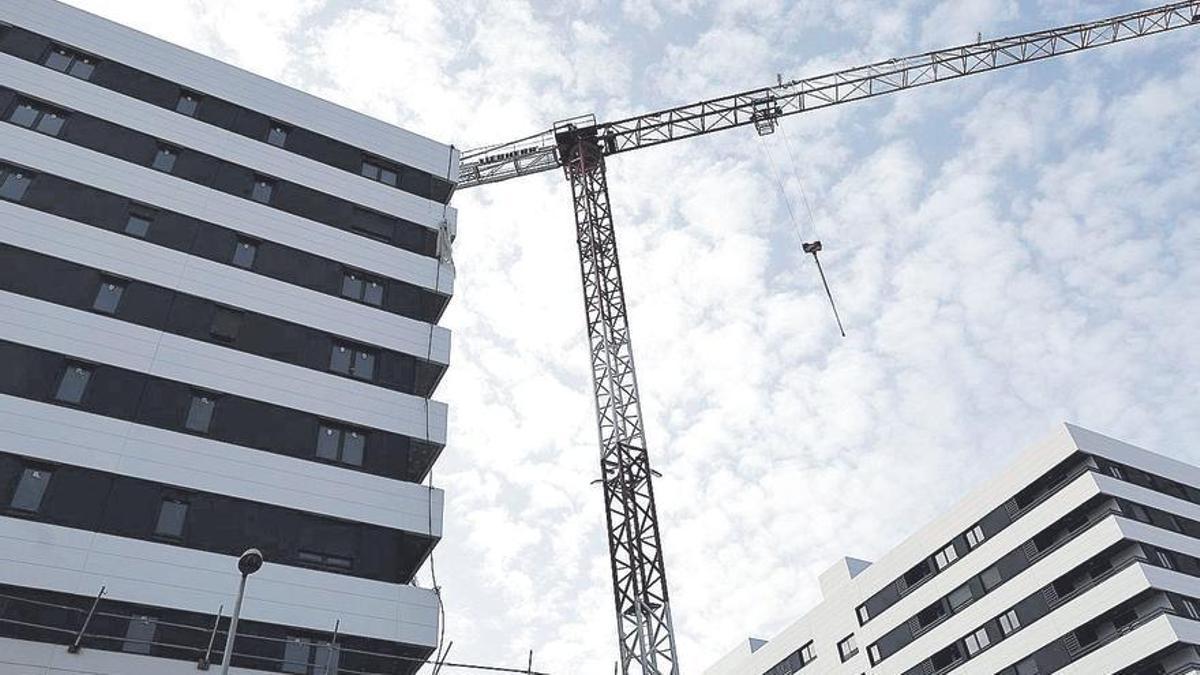 El Ayuntamiento de Madrid activa un nuevo contrato para construir pisos junto a fondos de inversión El Ayuntamiento de Madrid activa un nuevo contrato para construir pisos junto a fondos de inversión