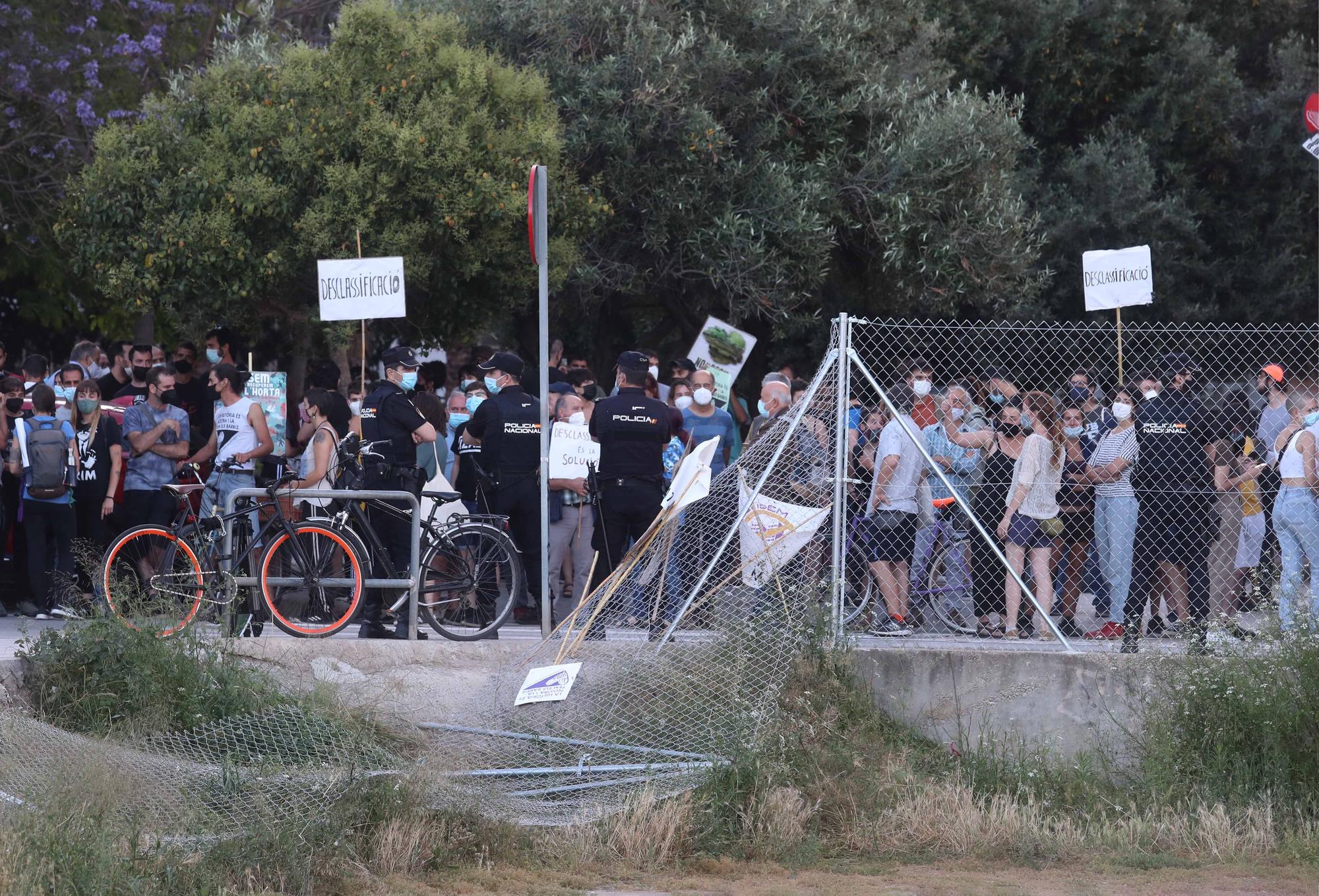 Protesta de los vecinos de Benimaclet contra el vallado de solares ocupados