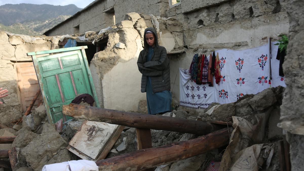 Un niño entre las ruinas de una vivienda tras un terremoto en la provincia de Paktika, en el este de Afganistán.