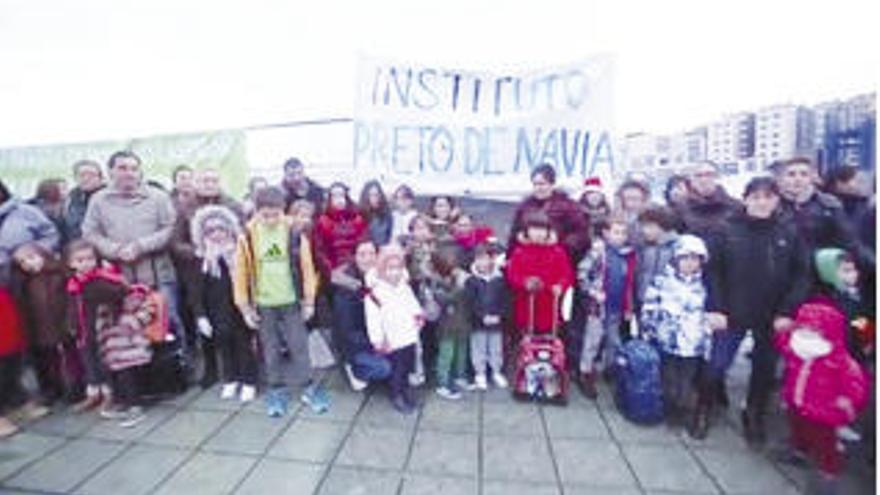 Padres y alumnos en la concentración frente al colegio. // FdV