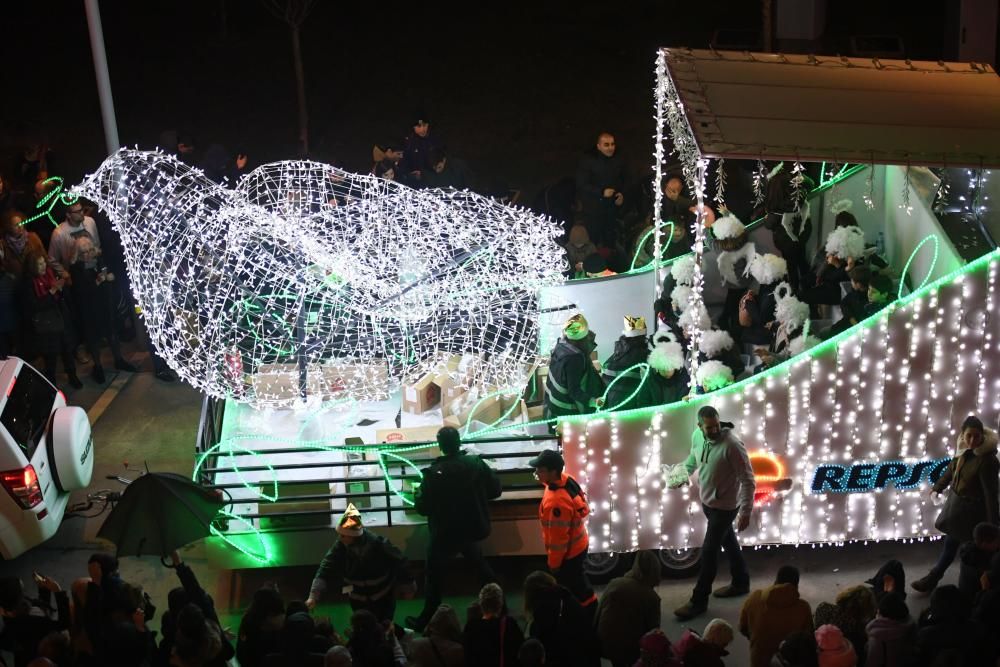 Los Reyes Magos recorren la ciudad desde O Castrillón hasta la plaza de María Pita.