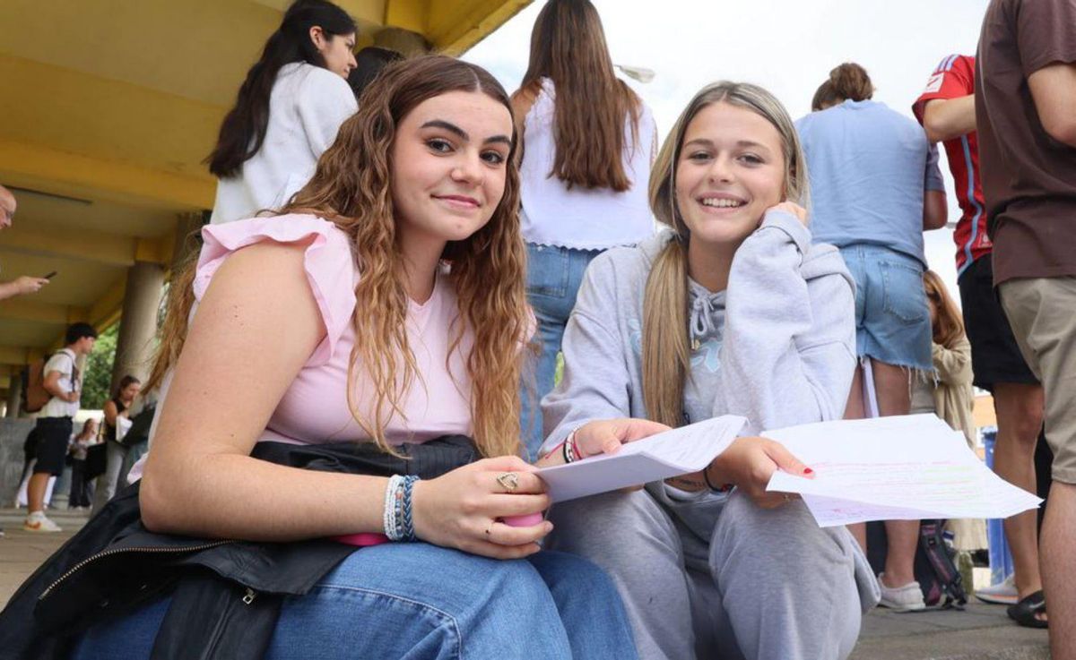 Alumnos acceden al examen en la Escuela Politécnica de Gijón. Debajo, por la izquierda, Nora González Menéndez y Claudia Menes del Río, del IES Leopoldo Alas Clarín de Oviedo, repasando antes de la prueba. | JUAN PLAZA / MARIO CANTELI