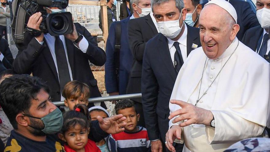 El Papa saluda diversos refugiats a Lesbos | EFE