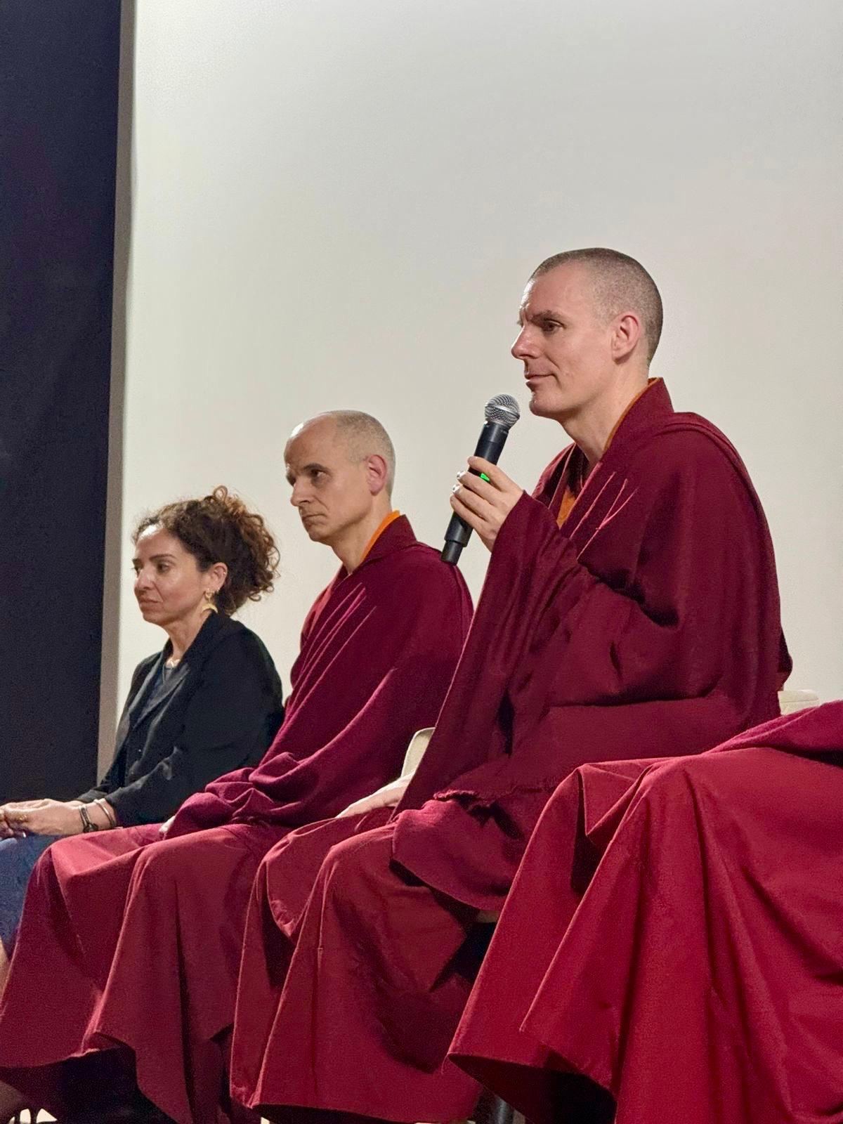 El Lama Rinchen Gyaltsen, director del centro budista de Pedreguer, durante el coloquio