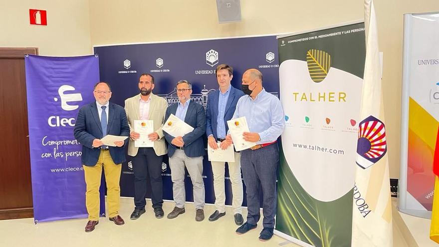 De izquierda a derecha,  Librado Carrasco, coordinador general de Transferencia y Empleabilidad de la UCO; Kader Djebbour, delegado de la zona centro de Andalucía de Clece; Jesús Castañer, gerente de Talher en la Dirección Sur de Clece; Juan Antonio Castillo, gerente de Clece Córdoba, y Enrique Quesada, vicerrector de Investigación y Desarrollo de la UCO.