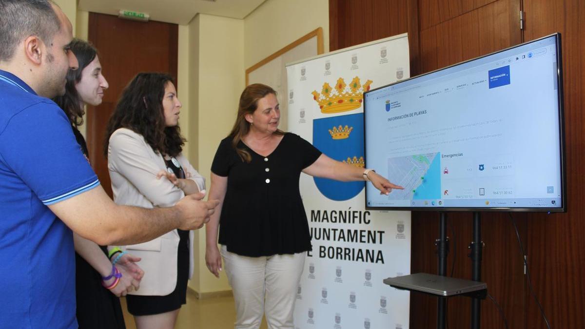 Las concejalas de Tecnología y Turismo, Maria Romero y Sara Molina, presentando el nuevo apartado de la web municipal.