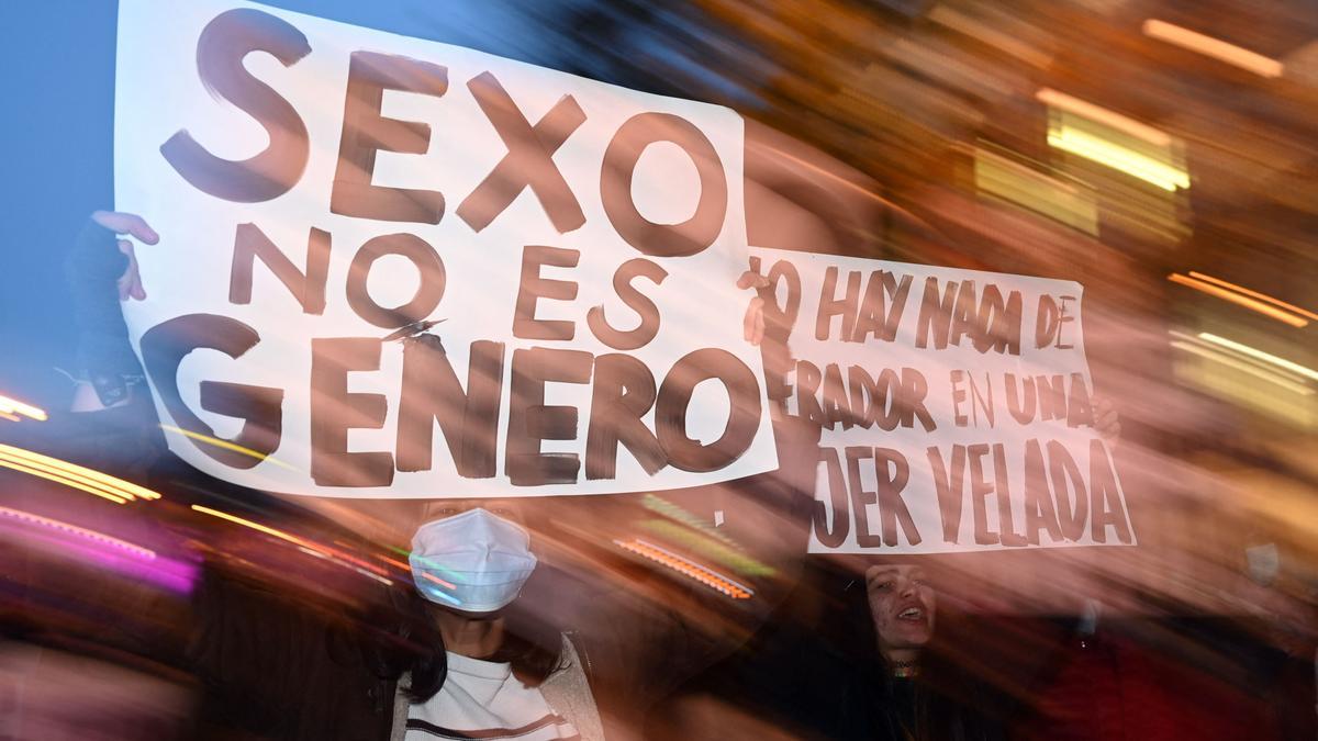 Las personas sostienen pancartas mientras marchan durante una manifestación con motivo del Día Internacional para la Eliminación de la Violencia contra la Mujer el 25 de noviembre de 2021 en Madrid