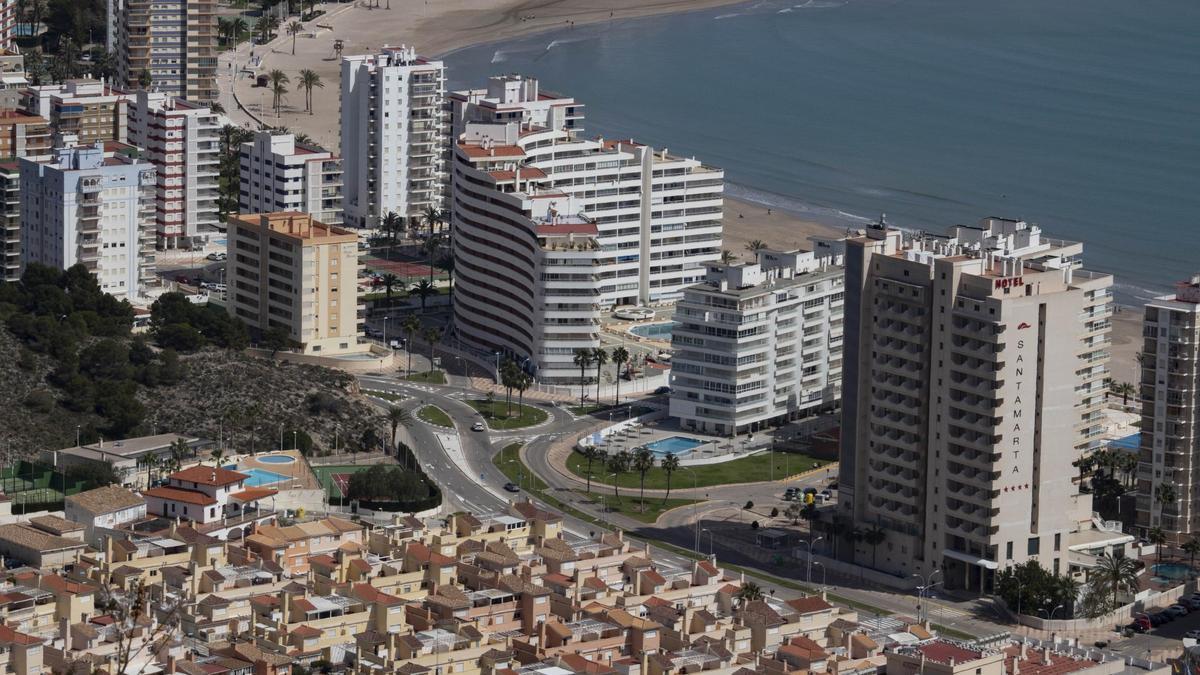 Varias piscinas entre los bloques de apartamentos que abundan junto a la playa de Cullera, en una imagen de archivo.