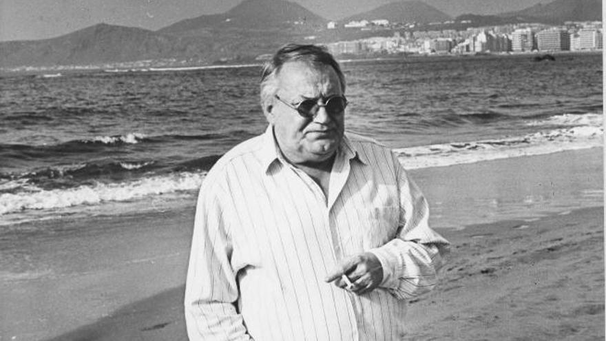 El poeta canario Manuel Padorno, en la playa de Las Canteras.