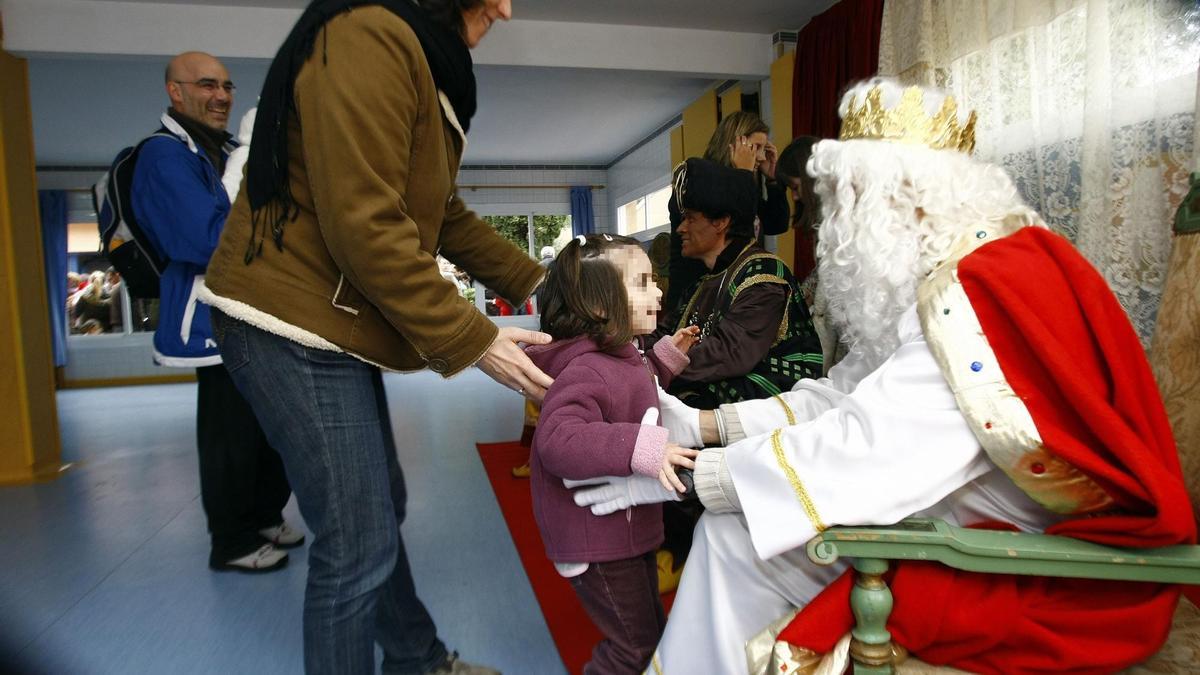 Recepción de los Reyes Magos a una niña, en imagen de archivo