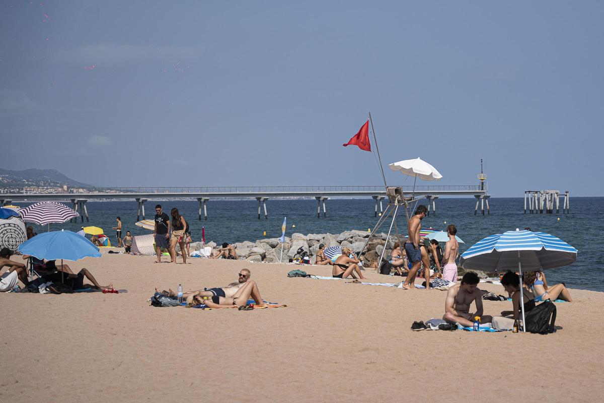 Jornada de baño prohibido en las playas de Badalona tras un episodio de lluvias, este verano.
