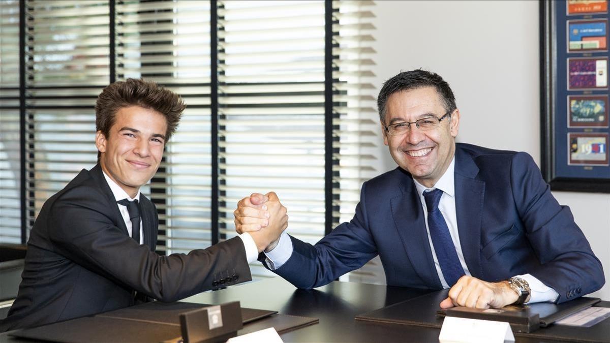 Riqui Puig firmando su contrato de renovación hasta 2021