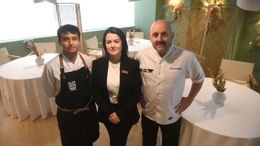 Josué Neira, Angélica Vieira y Chechu Rey en el restaurante Gunnen. |  Carlos Pardellas