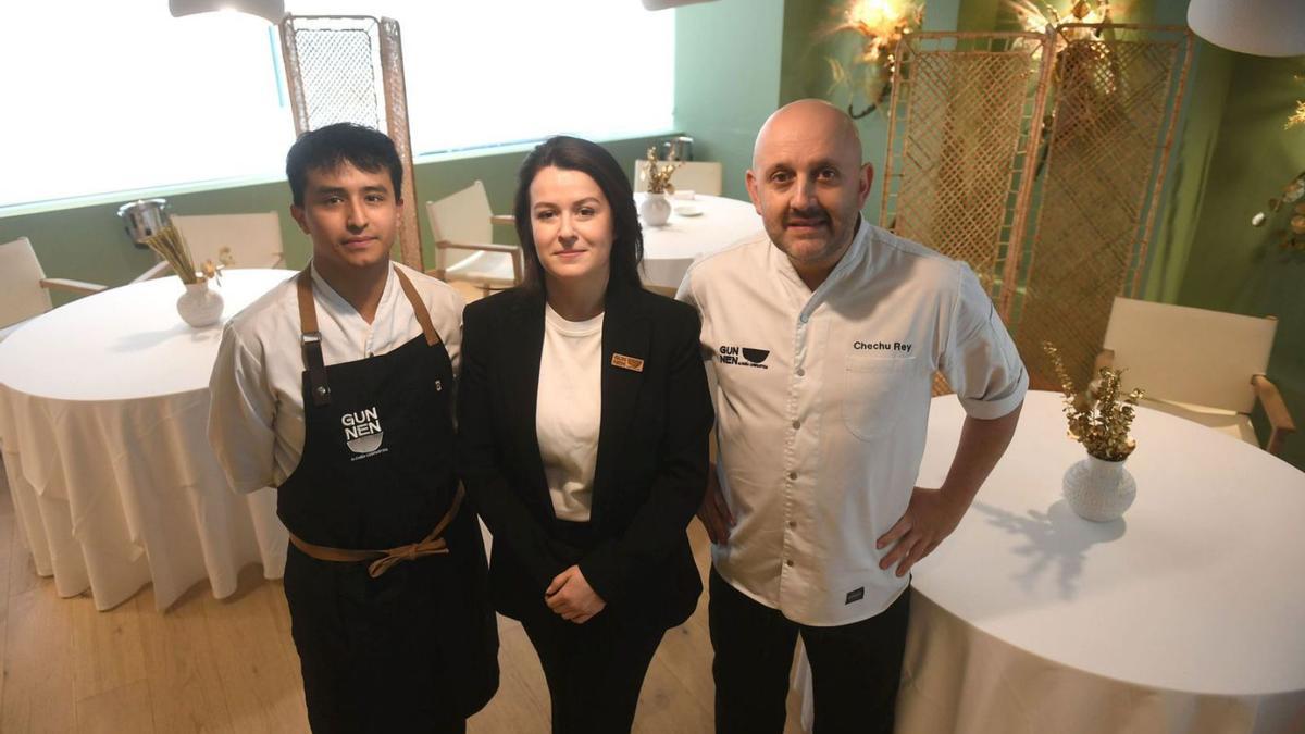 Josué Neira, Angélica Vieira y Chechu Rey en el restaurante Gunnen. |  Carlos Pardellas