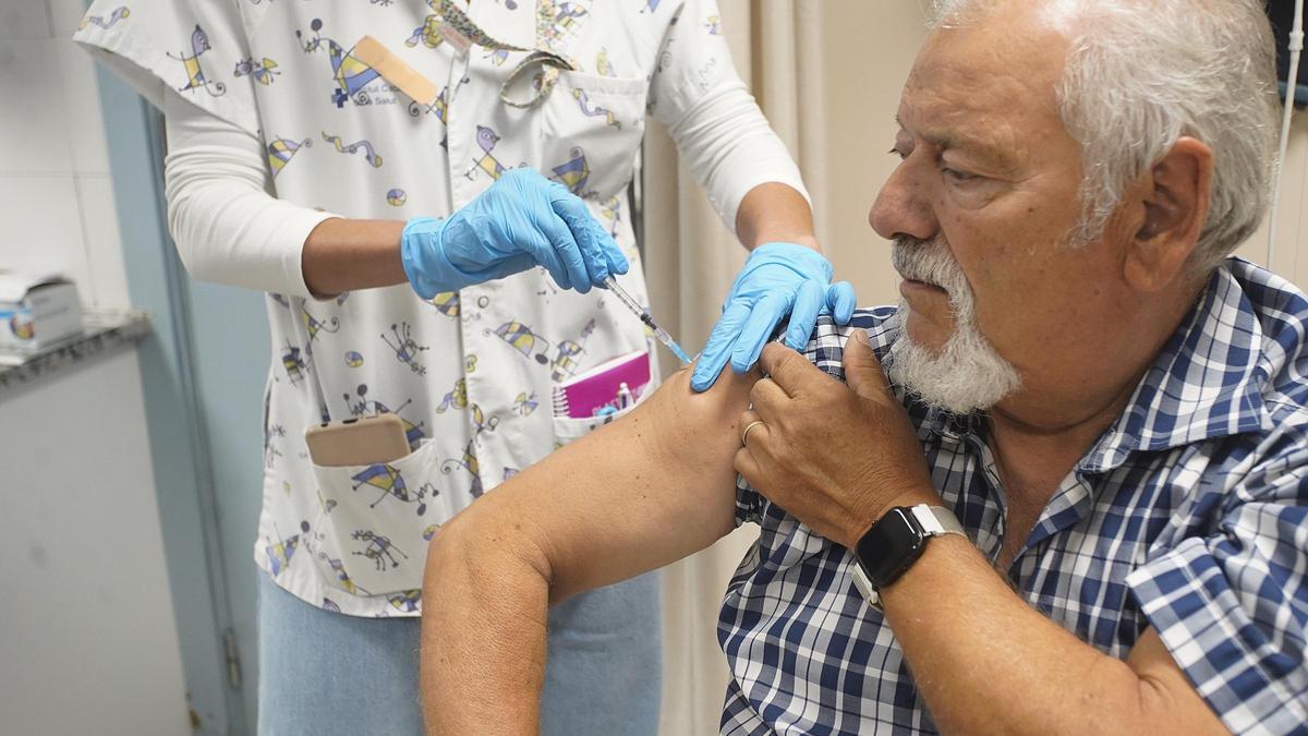 Un veí de Girona rebent la vacuna contra la grip al CAP Santa Clara, l'octubre passat.