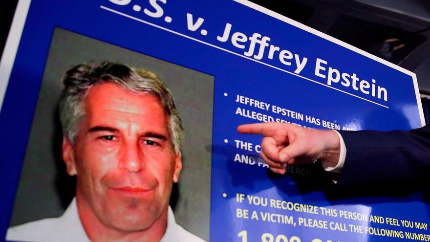 Vista del cartel con el que la Justicia estadounidense pedía el arresto del fallecido financiero estadounidense Jeffrey Epstein, en una fotografía de archivo. EFE/Jason Szenes