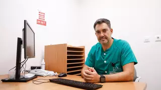 Juan Antonio Vega, médico de Urgencias del Reina Sofía: "Se puede sufrir un golpe de calor a cualquier edad, por muy joven que se sea"