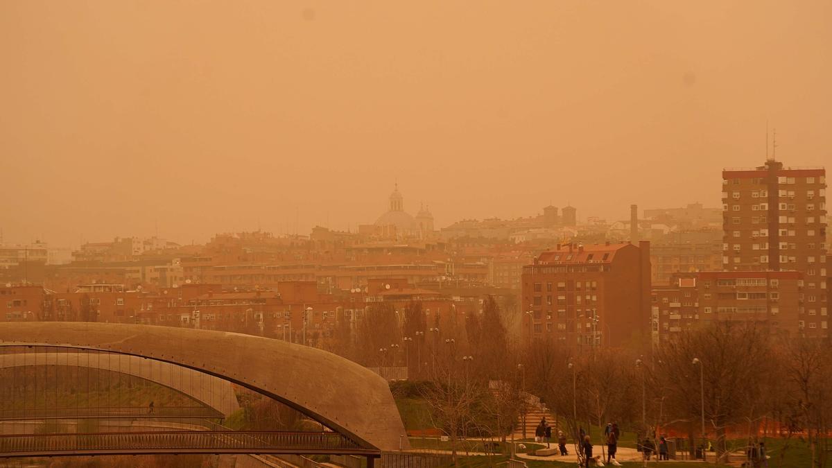 Una nube de polvo del Sáhara cubre el cielo de Madrid