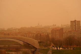 Una gran nube de polvo del Sahara cubre Madrid y llega a Barcelona