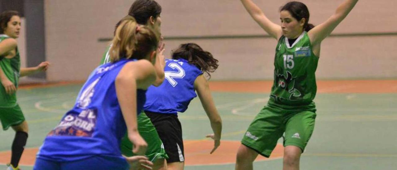 Una acción de un encuentro del Basket Lena.