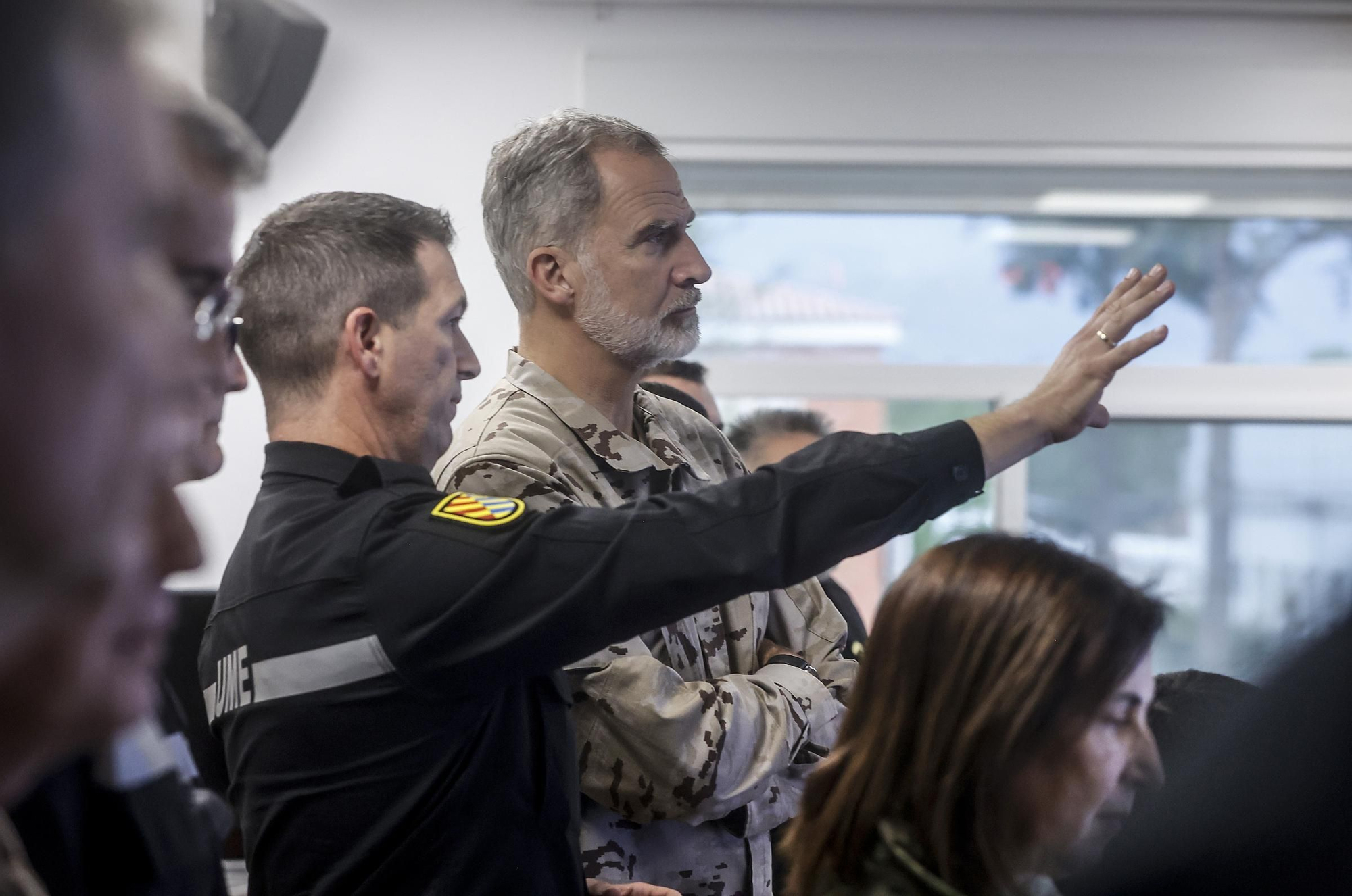 Felipe VI visita las unidades militares desplegadas en Valencia a consecuencia de la DANA
