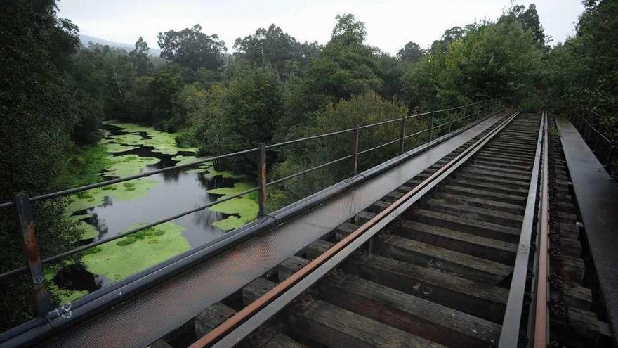 El puente de hierro sobre el río Umia, considerado un ejemplo de la ingeniería ferroviaria de finales del siglo XIX, será vía verde. // Iñaki Abella