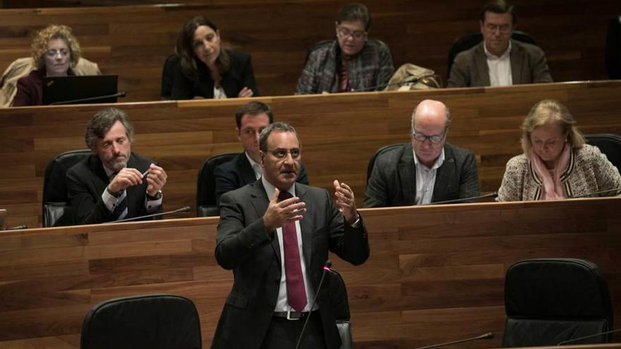 Fernando Lastra, ayer, durante sus explicaciones, con los diputados del PP tras él.